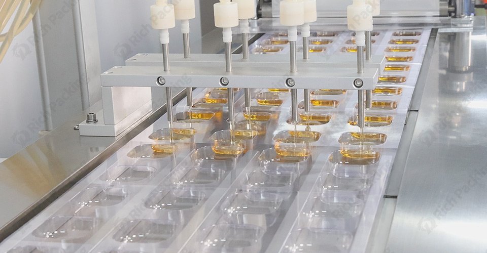 Преимущества блистерной упаковочной машины для жидких продуктов