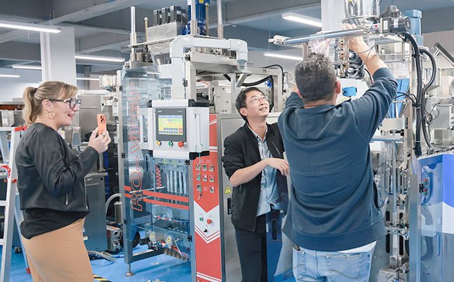 Французский клиент высоко оценил упаковочную машину Rich Packing для стиковой упаковки после осмотра на месте.