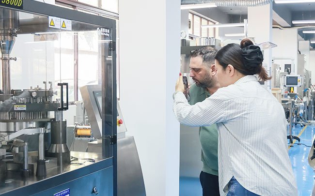 Американский производитель капсул амоксициллина высоко оценил машину для наполнения капсул NJP-3800D от Rich Packing, решившую проблему заполнения капсул мелкодисперсным порошком.